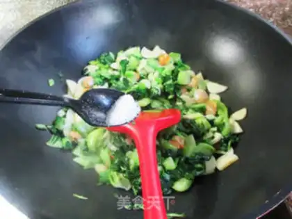 Make A round clam with a white hand step 13