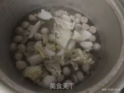 Make Porkball cabbage soup step 1