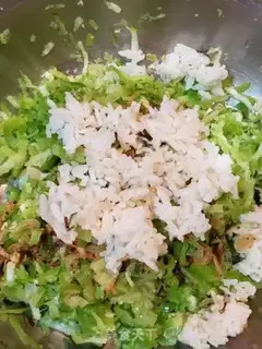 Make Ropsy eggs, shrimp pie step 4