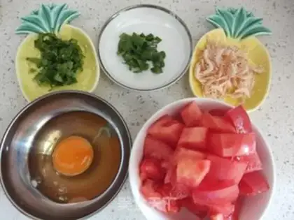 Make Tomato egg oak soup step 0