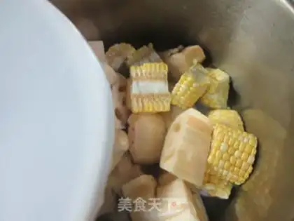 Make Corn Lotus chicken soup step 4