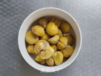 Make Chestnuts burn chicken legs step 1