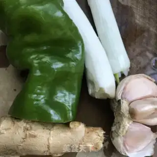 Make A fragrance with chicken wings step 1