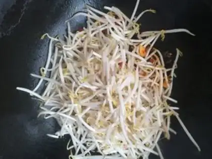 Make Paprika fried green bean sprouts step 4