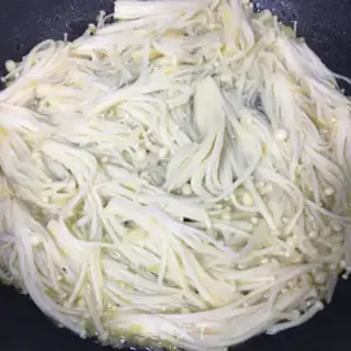 Make Garlic fans burn golden mushrooms step 4