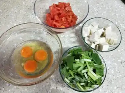 Make Tomato eggs and tofu step 1