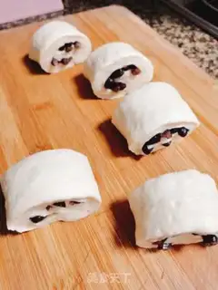 Make Sugar and red bean rolls step 4
