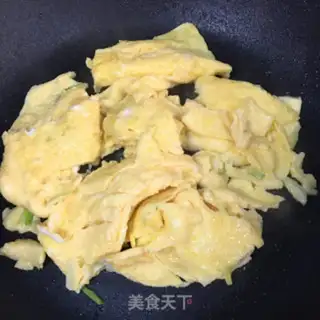 Make Tomato fried eggs step 3