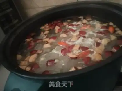Make Silver-eared date soup step 1