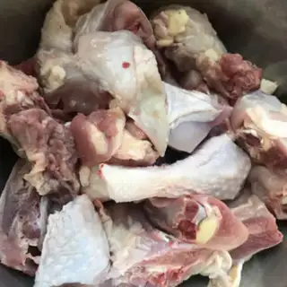 Make Monkey head mushroom belly chicken soup step 1