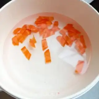 Make Barbecue sausage salad step 4