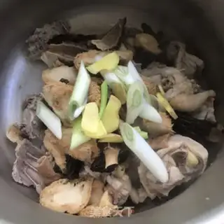 Make Monkey head mushroom belly chicken soup step 5