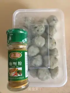 Make Curry hands on fish noodles step 0