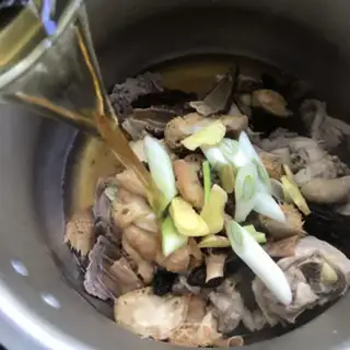 Make Monkey head mushroom belly chicken soup step 6
