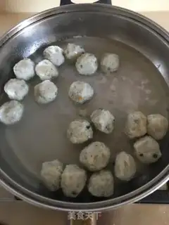 Make Curry hands on fish noodles step 2
