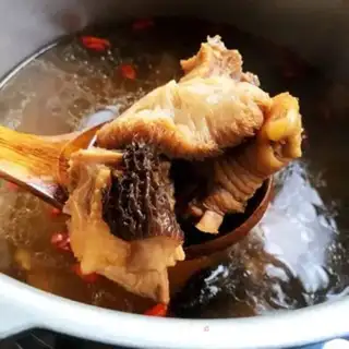 Make Monkey head mushroom belly chicken soup step 11