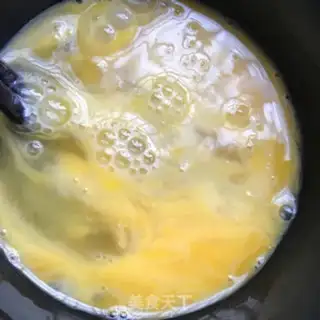 Make Tomato fried eggs and rice step 1