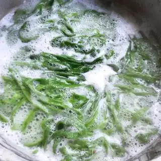 Make Squirt hands and spinach noodles step 6