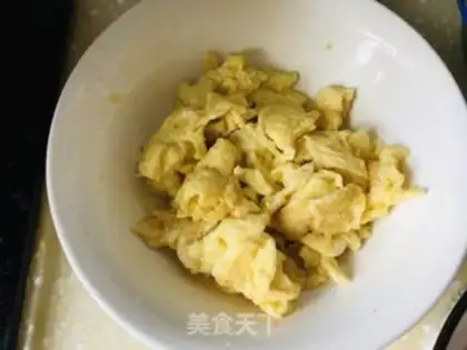 Make Eggs and tomatoes step 0