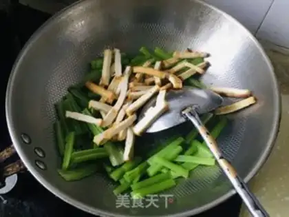 Make Cream pepper fried beans step 5