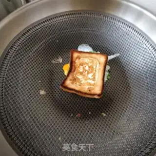Make Onion egg sandwich step 7
