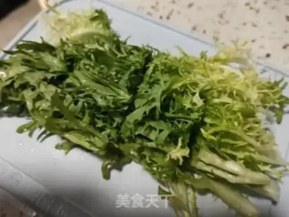 Make A chrysanthemum with salad step 1
