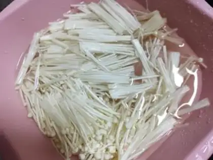 Make Frozen needle mushrooms step 1
