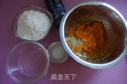 Make Pumpkin finger crackers step 0