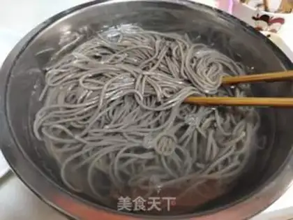 Make Five bouquets of fried wheat noodles step 1