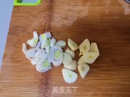 Make Onion fried potato chips step 2