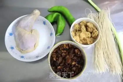 Make Chicken leg and beans and powdered pork step 0