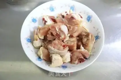 Make Chicken leg and beans and powdered pork step 1