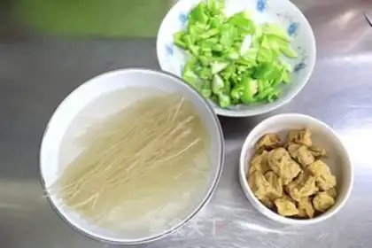 Make Chicken leg and beans and powdered pork step 5