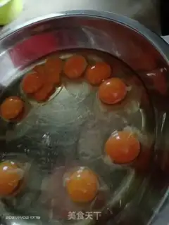 Make Tomato fried eggs step 1