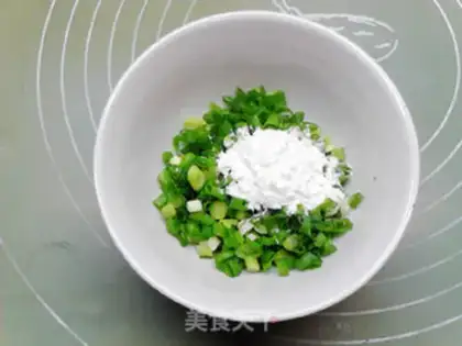Make Onion-flavored chili cake step 1