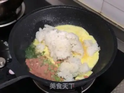 Make Gold ham and egg fried rice step 3