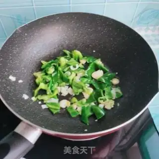 Make Pepper tomato fried eggs step 5