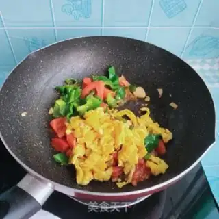 Make Pepper tomato fried eggs step 8