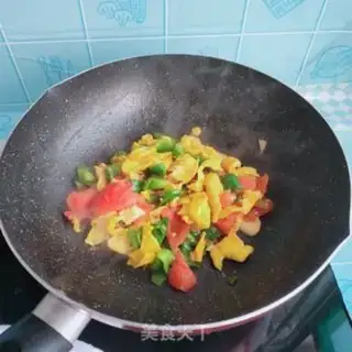 Make Pepper tomato fried eggs step 9