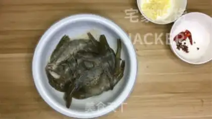 Make Spicy shrimp from a dry pot step 1