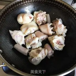 Make Red-burned tail pig hoof step 0