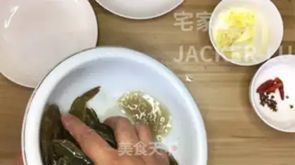 Make Spicy shrimp from a dry pot step 2
