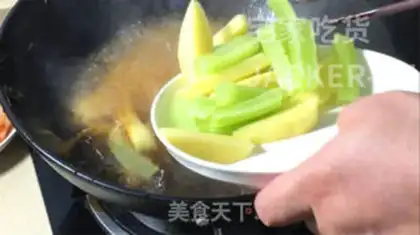Make Spicy shrimp from a dry pot step 7