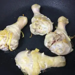 Make Crumbs on chicken legs step 2
