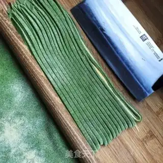 Make Squirt hands and spinach noodles step 4