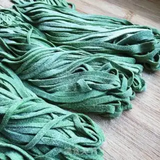 Make Squirt hands and spinach noodles step 5
