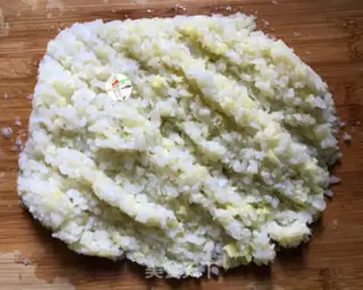Make A spicy cabbage fan bun step 3