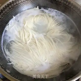 Make Onion egg noodles step 1