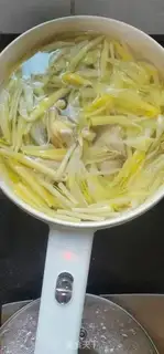 Make The yellow bouquet makes old hen soup step 4