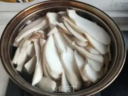 Make Pork abalone carrot dumplings step 3